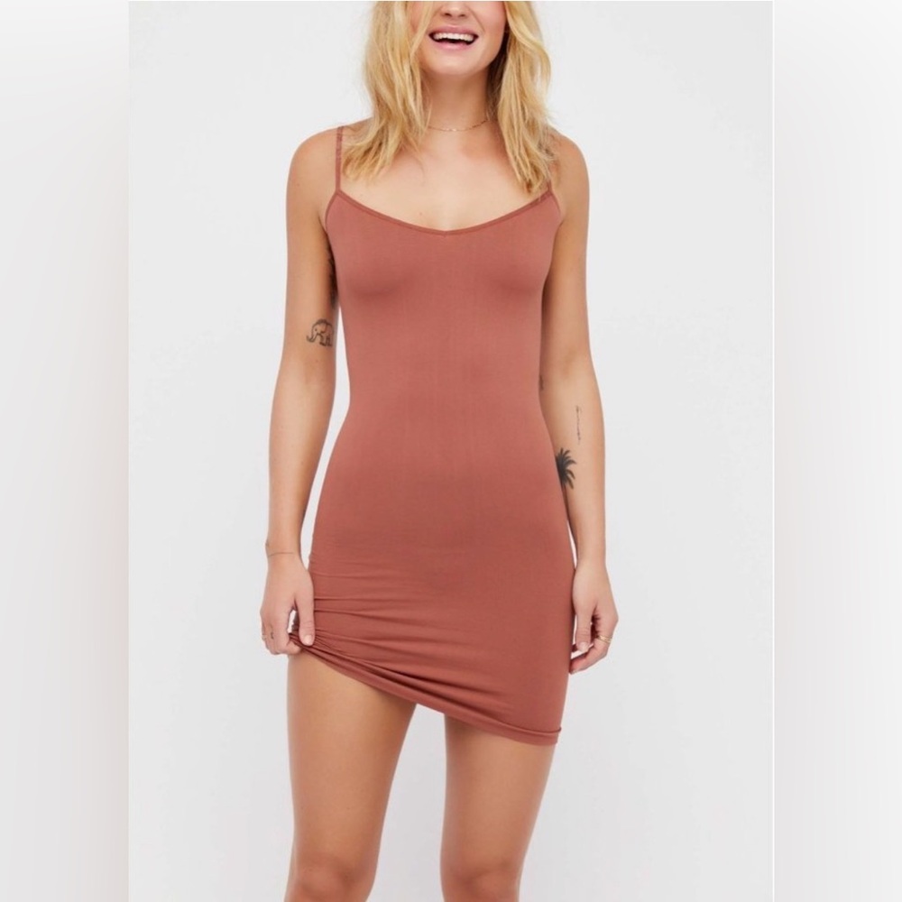 🌼 3 for $50 🌼 FREE PEOPLE 🧡 SEAMLESS V-NECK MINI SLIP